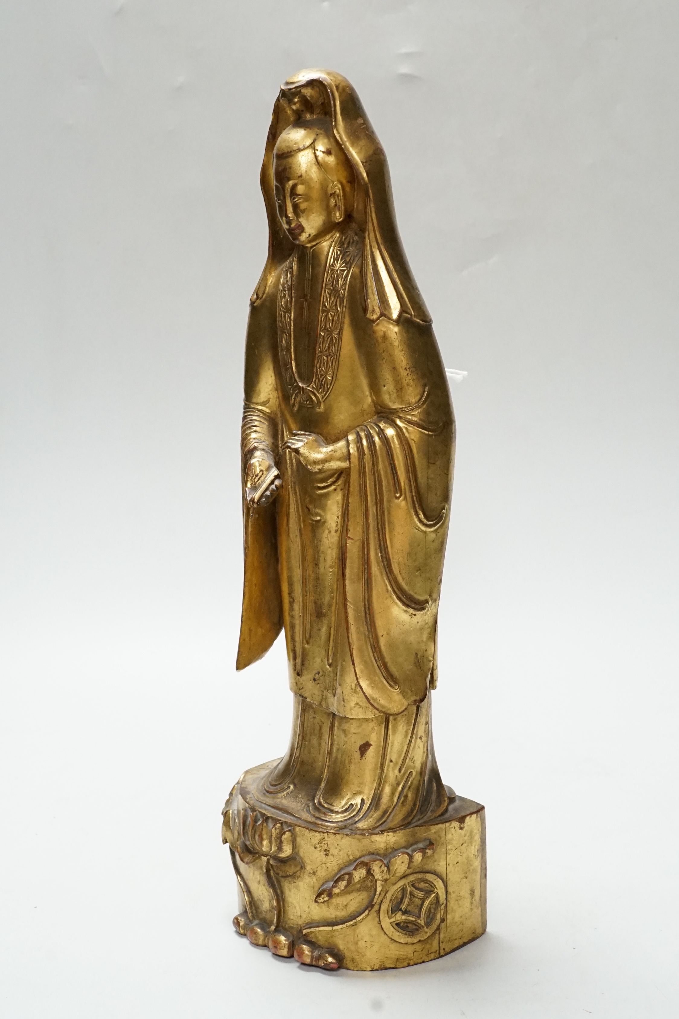 A Chinese or Japanese gold lacquered wood model of Guanyin, Qing dynasty, 32cm